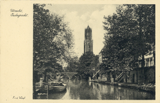 4712 Gezicht op de Oudegracht te Utrecht met op de achtergrond de Domtoren.